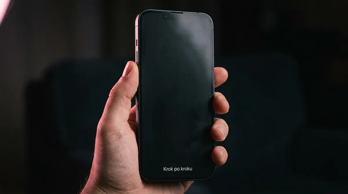 Jak wpłacić BLIKiem do kasyna — smartfon z kodem w dłoni